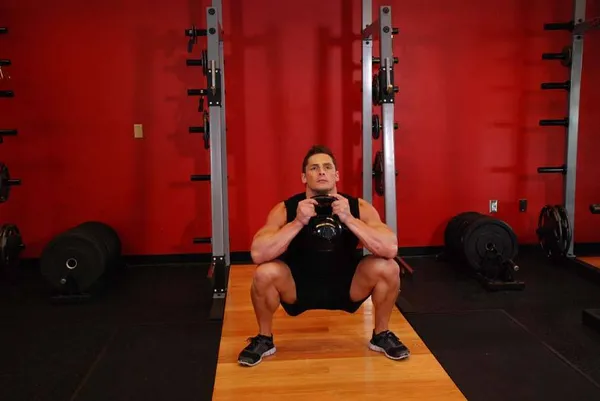 Squat gobelet (haltère) — position finale